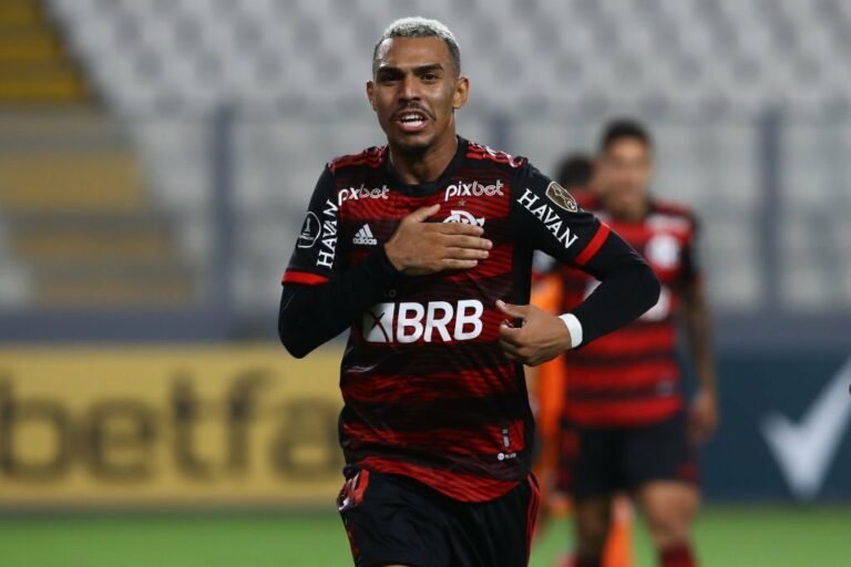 Matheuzinho é eleito ‘craque da torcida’ em estreia do Flamengo na Libertadores