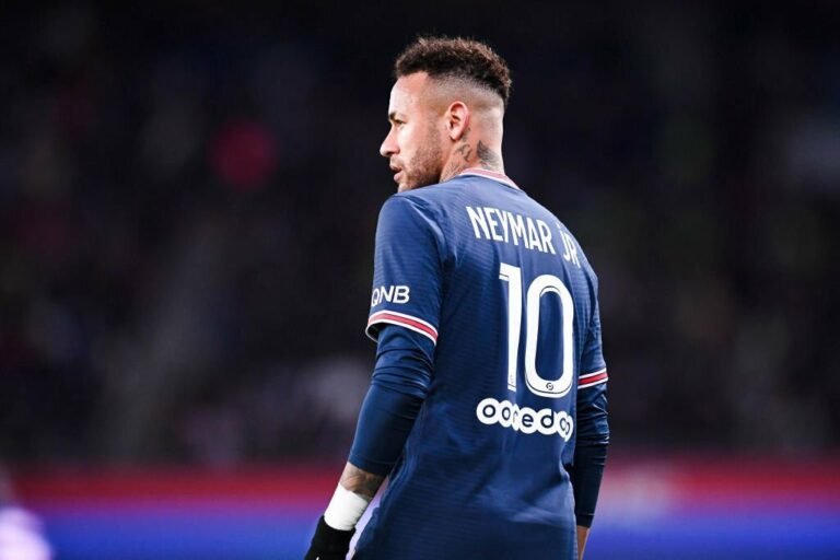 PSG se arrependeu de renovar com Neymar e aguarda propostas para vendê-lo