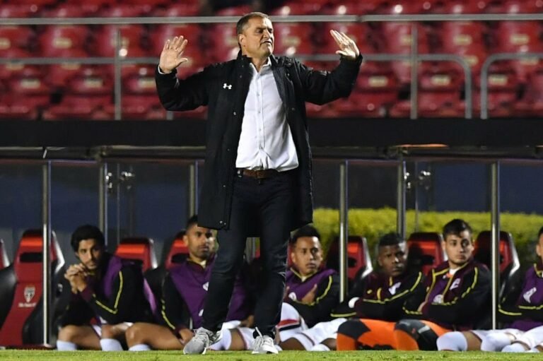 Athletico-PR analisa o nome de Diego Aguirre como novo técnico