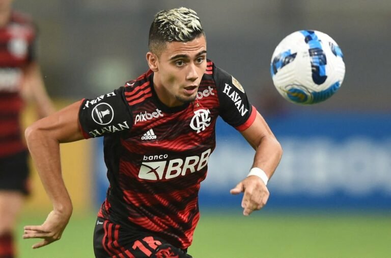 PSV e Lyon demonstram interesse em Andreas Pereira, que deve sair do Flamengo