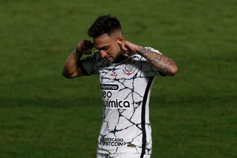 Corinthians recusa investida do Botafogo pelo atacante Gustavo Mosquito