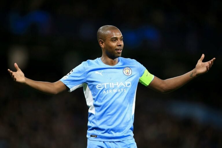 Corinthians consulta situação de Fernandinho e pode fazer proposta