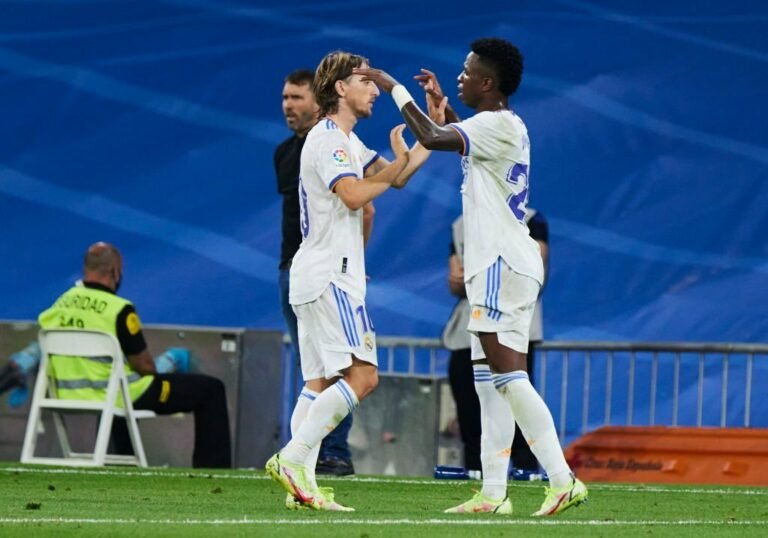 Real Madrid prioriza renovações de Vinícius Jr. e Modric