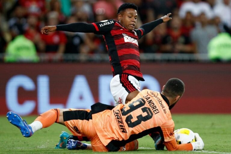 Matheus França se pronuncia após grave lesão sofrida contra o São Paulo