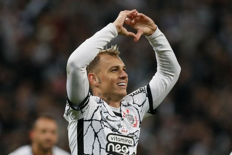 Roger Guedes quase acertou com Flamengo antes do Corinthians, diz jornalista