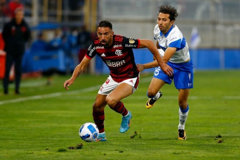 Isla é liberado pelo Flamengo e será desfalque contra o Altos