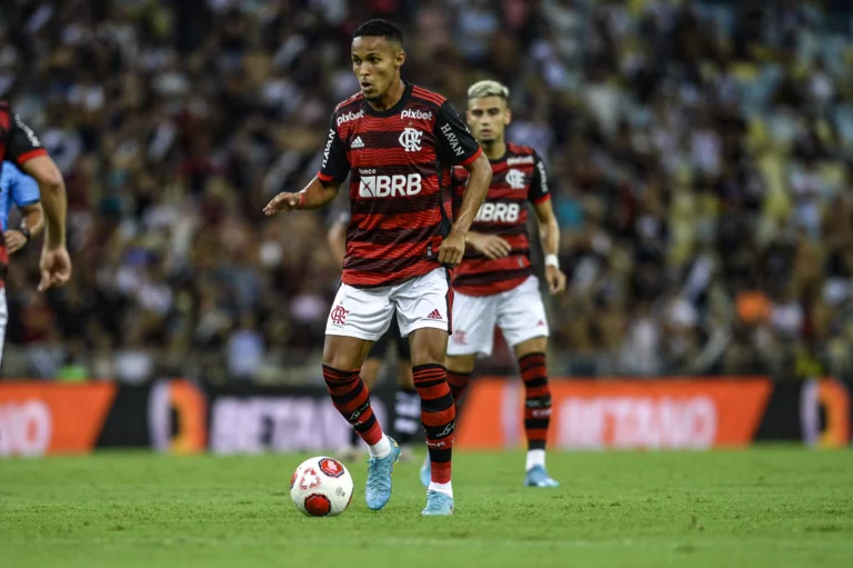 Paulo Sousa discute com Lázaro após derrota para o Athletico-PR