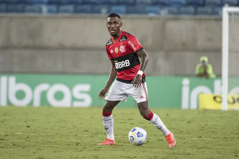 Athletico-PR demonstra interesse em Ramon e Flamengo aceita negociá-lo
