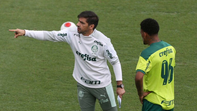 Abel Ferreira faz trabalho tático com titulares do Palmeiras