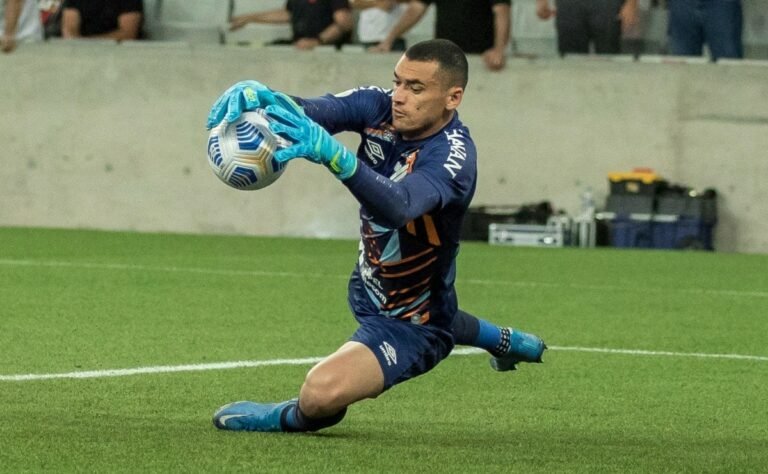 Flamengo pagará R$ 15,5 milhões ao Athletico pelo goleiro Santos