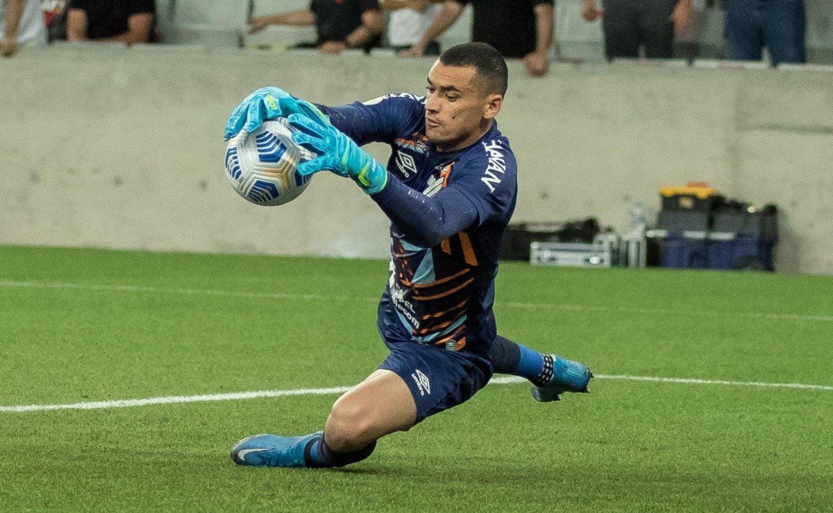 Flamengo pagará R$ 15,5 milhões ao Athletico pelo goleiro Santos