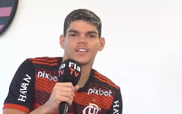 Além de Pablo, Ayrton Lucas também se aproxima de estreia no Flamengo