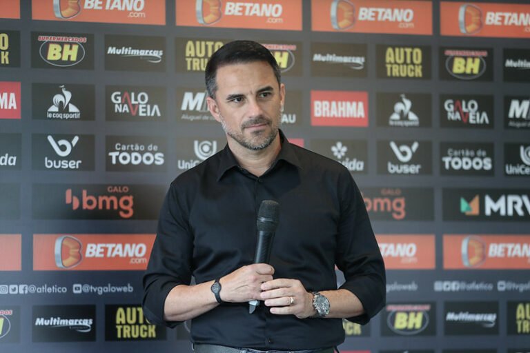Rodrigo Caetano fala sobre desempenho de Turco Mohamed no Atlético e as críticas da torcida ao treinador