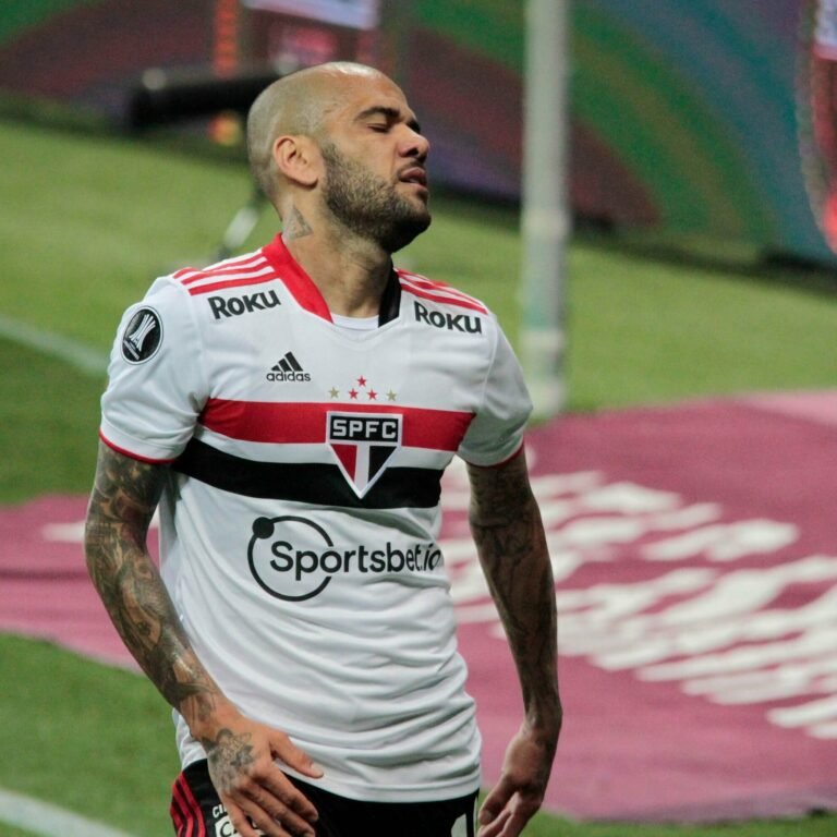 São Paulo cogita processar Daniel Alves e romper contrato, após falas do jogador sobre sua saída do clube