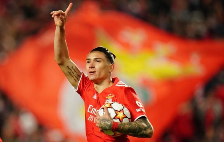 Darwin Núñez é um dos alvos de Erik Ten Hag para ser o pilar da reconstrução do Manchester United