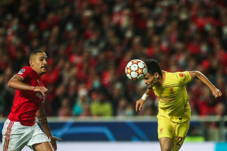Benfica perde com o Liverpool e dificulta passagem às meias-finais