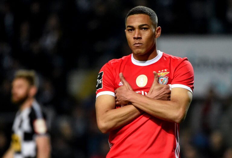 Palmeiras prepara proposta por Carlos Vinícius, centroavante do Benfica