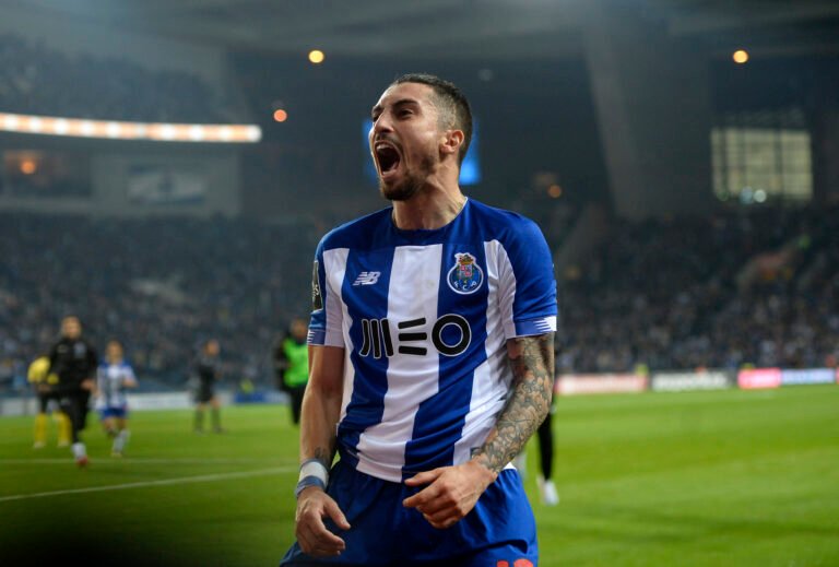 Alex Telles afirma que quer voltar ao Porto