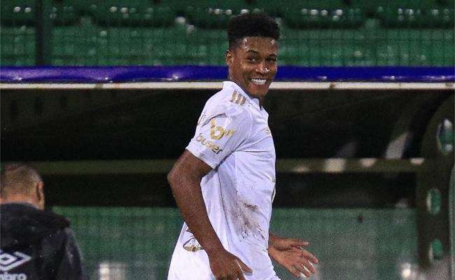 Geovane é fundamental para vitória do Cruzeiro e arranca elogios de Pezzolano