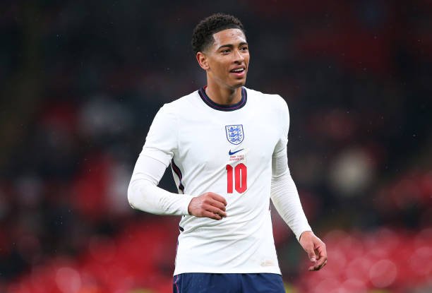 Real Madrid segue Bellingham para substituir Modric