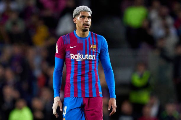 Barcelona anuncia renovação de Ronald Araújo e fixa multa bilionária