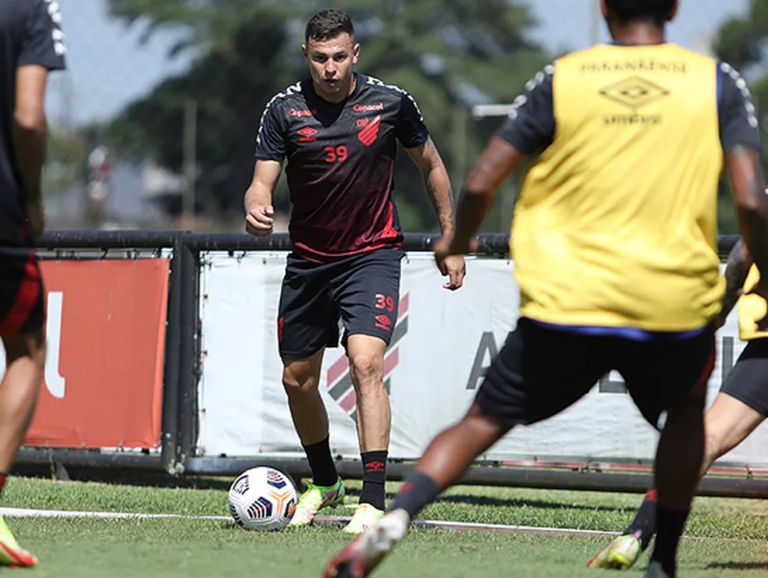 Athletico prepara oferta para contar em definitivo com Hugo Moura, do Flamengo