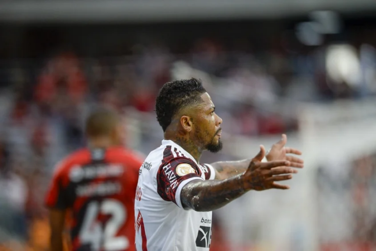 Árbitro relata que jogador do Flamengo foi atingido por líquido arremessado pela torcida do Athletico
