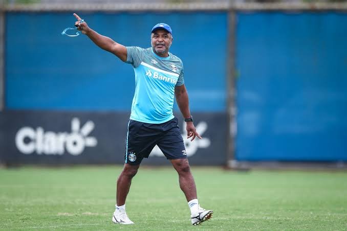 Sem Diego Souza, Roger define time para estreia na Série B