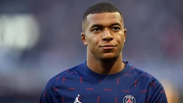 Mbappé aguarda título do PSG para definir futuro