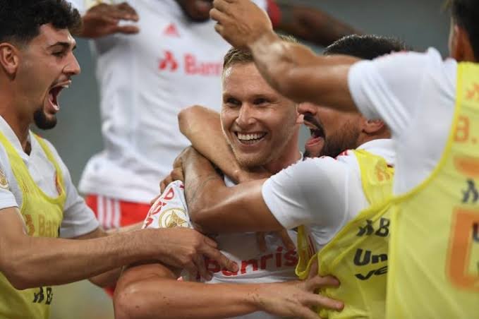 Mano Menezes revela que Moledo será poupado e elogia Alemão: “Incomoda os zagueiros”