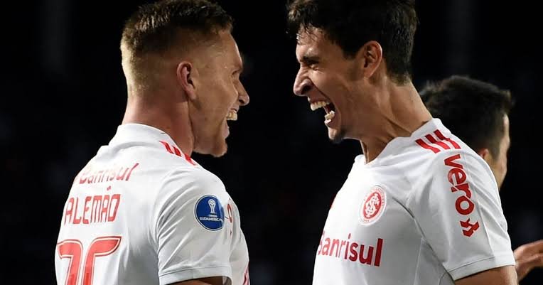 Mano Menezes explica titularidade de Rodrigo Dourado