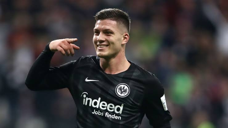 Sem espaço no Real Madrid, Jovic entra na mira do Bayern
