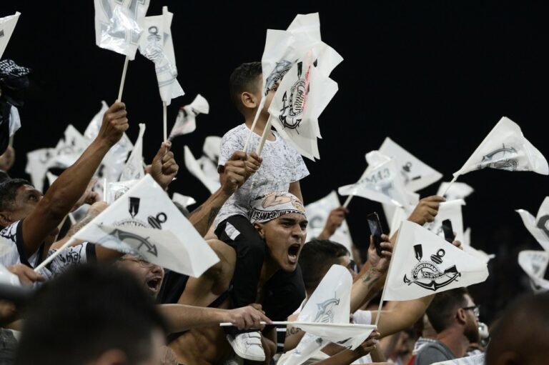 Corinthians volta a ultrapassar marca dos 100 mil sócios-torcedores