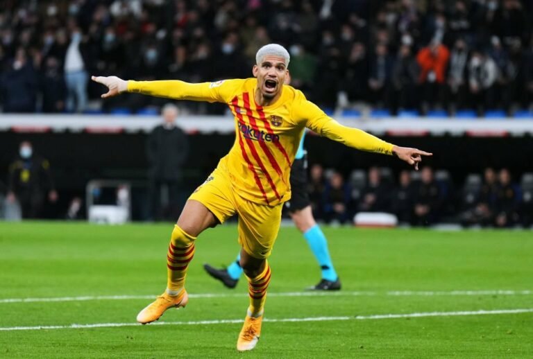 Ronald Araújo reforça desejo de permanecer no Barcelona e se mantém otimista com a renovação