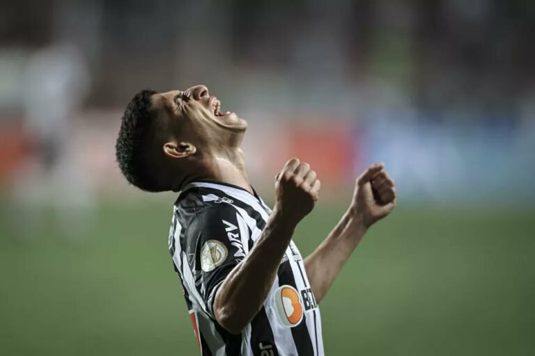 Jornalista afirma problemas entre Savarino e o Atlético Mineiro e esposa do jogador desmente a situação