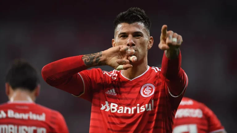 Botafogo fecha contratação do zagueiro Víctor Cuesta, do Internacional
