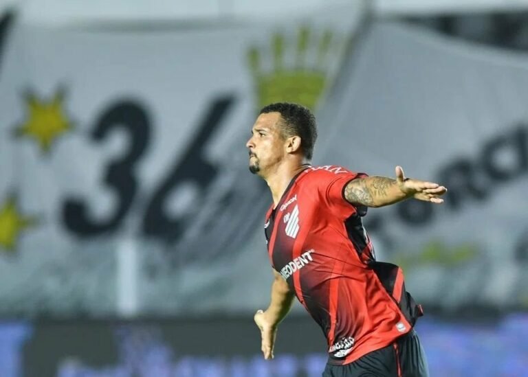 Zé Ivaldo se aproxima de acordo com o Cruzeiro