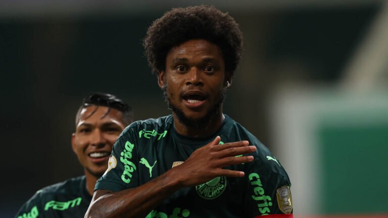 Dirigente do Corinthians comenta sobre Luiz Adriano e Romero