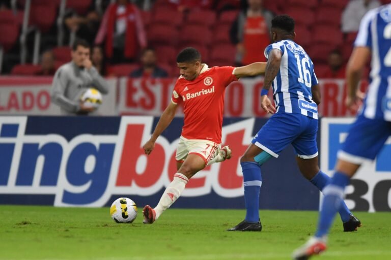 Mano Menezes confirma o desfalque de Taison nas próximas partidas