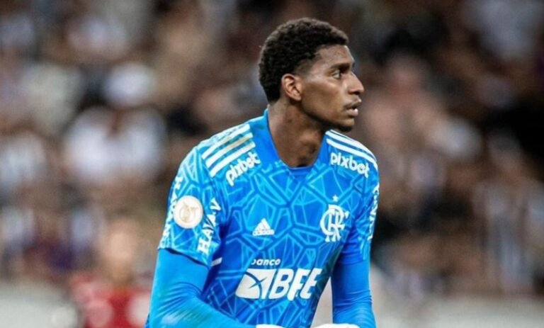 Hugo Souza se pronuncia após falha contra o Ceará: “Me cobro todos os dias”