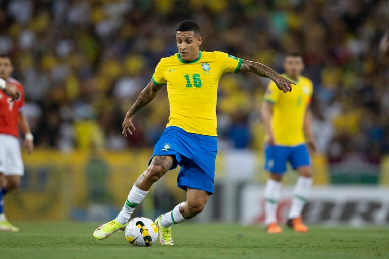 Guilherme Arana é convocado pela Seleção Brasileira e vira desfalque para jogos diante Palmeiras e Fluminense