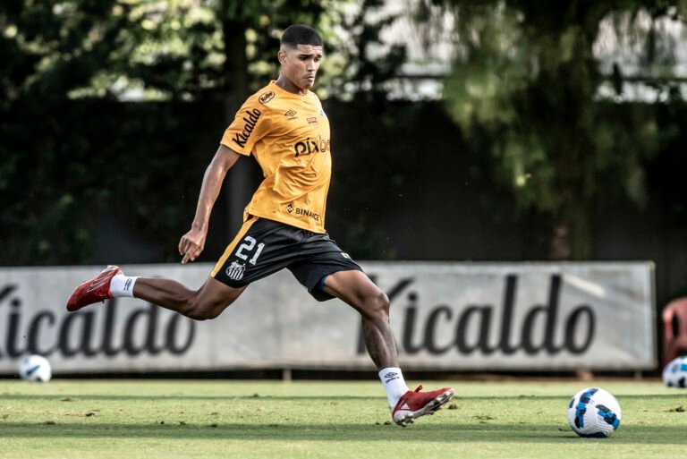 Lucas Barbosa volta a ser relacionado e reforça o Santos contra o São Paulo