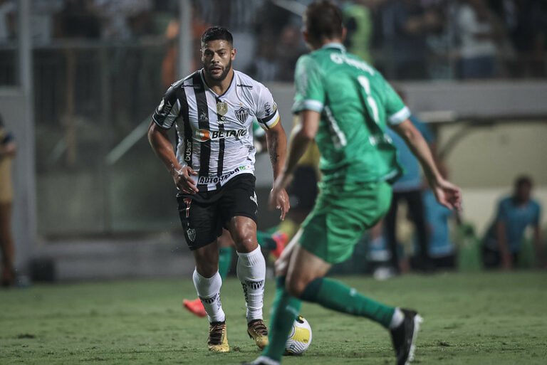 Hulk é denunciado no STJD por chute em jogador do Coritiba, e pode pegar 12 jogos de suspensão
