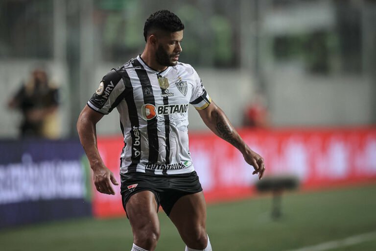 Hulk é absolvido por lance de falta em Atlético x Coritiba