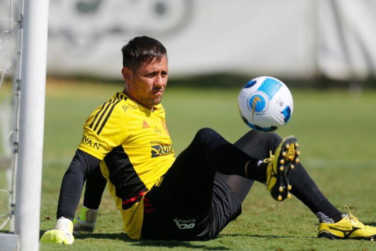 Cláusula permite rescisão sem custos para Diego Alves com Flamengo