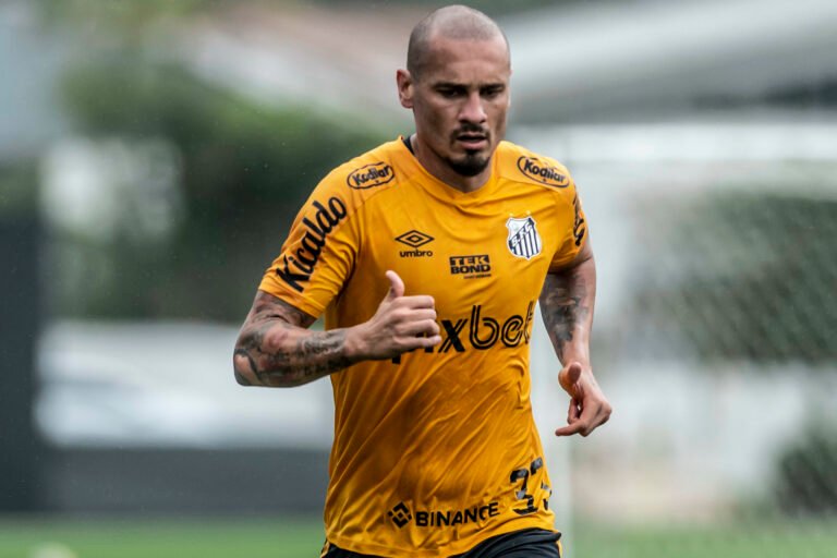 Maicon participa de treino e reforça o Santos diante do Táchira