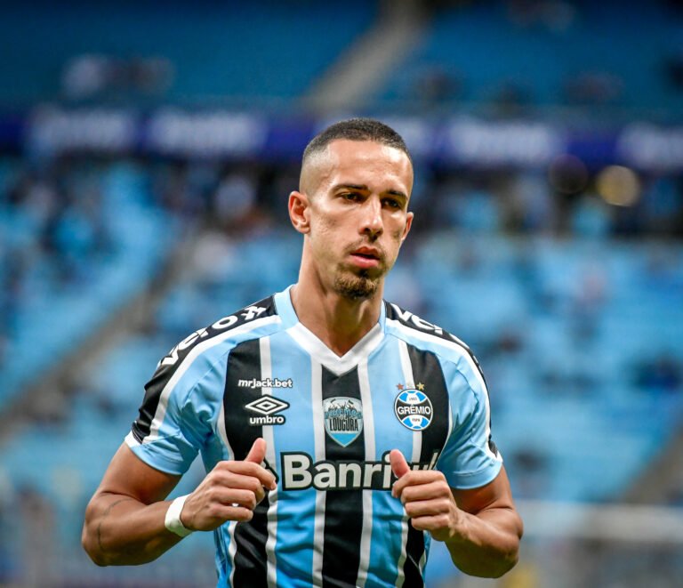 Lateral-esquerdo do Grêmio lamenta expulsão no fim do jogo