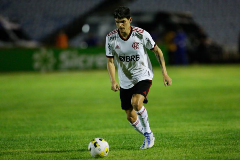 Após susto, Ayrton Lucas não preocupa para sequência de jogos do Flamengo