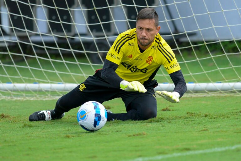 Diego Alves apresenta pubalgia e desfalca Flamengo pela Copa do Brasil
