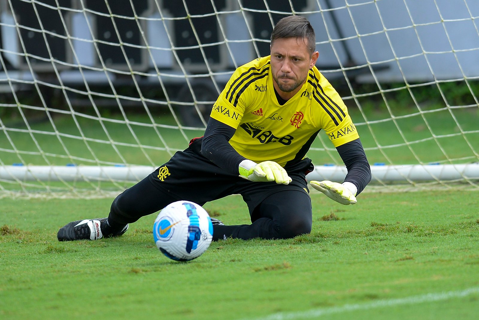 Diego Alves apresenta pubalgia e desfalca Flamengo pela Copa do Brasil